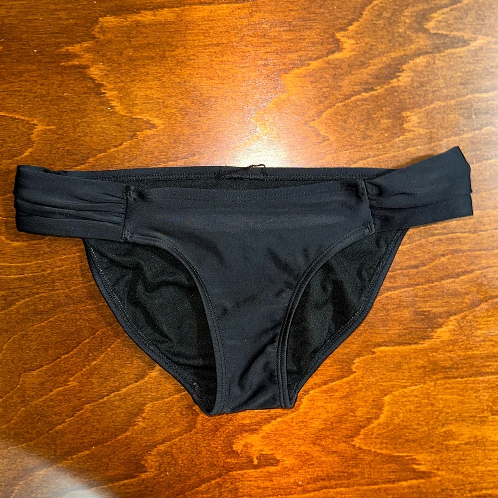 Side ruched black bikini bottom